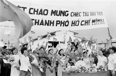 Đại biểu các nghiệp đoàn và tầng lớp nhân dân trong buổi mít tinh đón tàu sông Hương. (Ảnh: Quang Thành/TTXVN)
