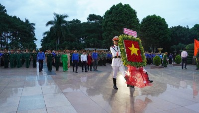 Các đại biểu và đoàn viên, thanh niên đã tham gia dâng hương, đặt vòng hoa tưởng niệm các anh hùng liệt sĩ