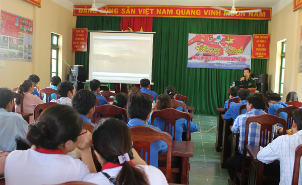 Quang cảnh buổi tuyên truyền về chủ quyền biển, đảo cho cán bộ Đoàn, Hội, Đội trên toàn huyện Tuy An.