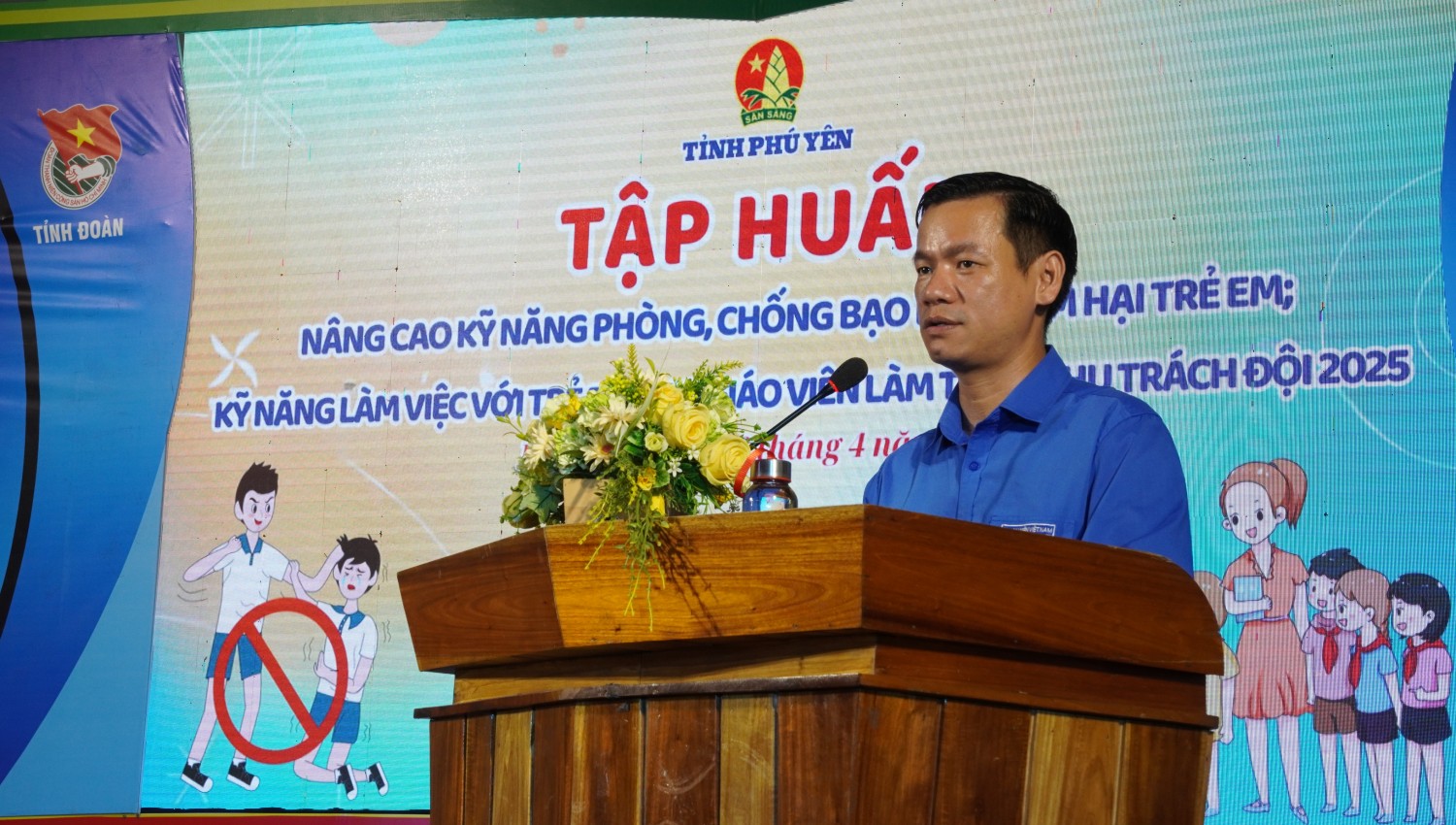 Đ/c Võ Duy Kha, Phó Bí thư Tỉnh Đoàn, Chủ tịch Hội đồng Đội tỉnh phát biểu tại chương trình.