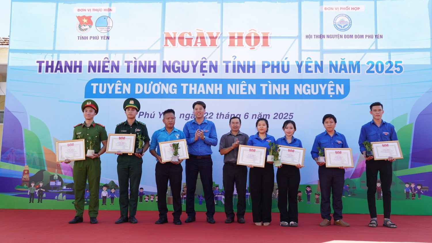 Ban Chấp hành Đoàn TNCS Hồ Chí Minh tỉnh Phú Yên đã tặng bằng khen cho các tập thể và cá nhân có thành tích xuất sắc trong các hoạt động tình nguyện trên địa bàn tỉnh.