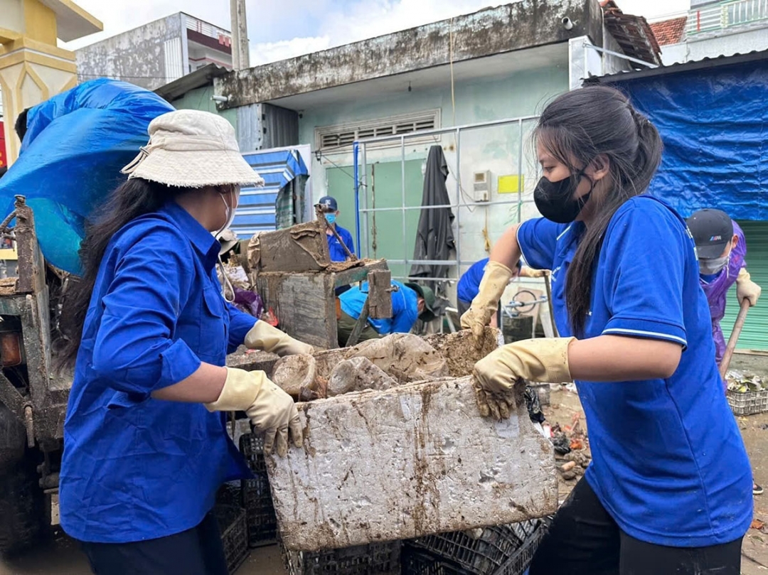 Đội hình tình nguyện cấp tỉnh tham gia dọn dẹp, vệ sinh môi trường tại xã Phú Hòa 2. Ảnh: Tỉnh Đoàn