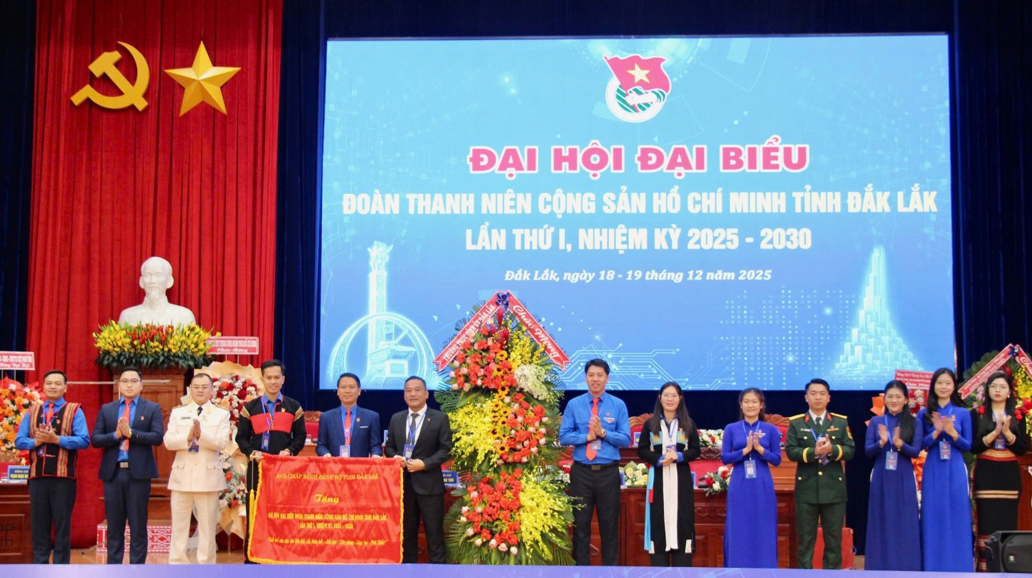 Đồng chí Y Giang Gry Niê Knơng - Phó Bí thư Tỉnh ủy, Chủ tịch Ủy ban MTTQ Việt Nam tỉnh trao tặng bức trướng chúc mừng đại hội.