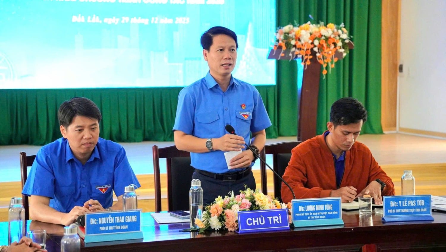 Đồng chí Lương Minh Tùng – Phó Chủ tịch Ủy ban MTTQ Việt Nam tỉnh, Bí thư Tỉnh đoàn phát biểu tại hội nghị.