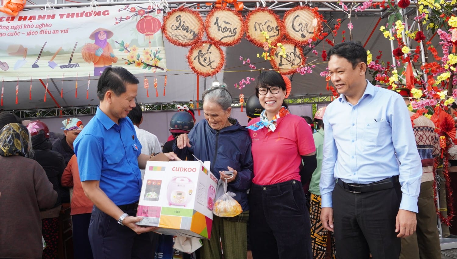 Đồng chí Lương Minh Tùng, Phó Chủ tịch Ủy ban Mặt trận Tổ quốc Việt Nam tỉnh, Bí thư Tỉnh đoàn Đắk Lắk và lãnh đạo Đảng ủy xã Tây Hòa trao quà cho người dân tại “Chợ Xuân Hạnh Thương 0 đồng”.